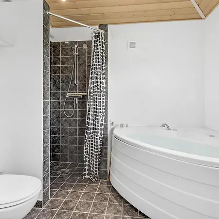 Three-bedroom With A Hot Tub 01 度假居