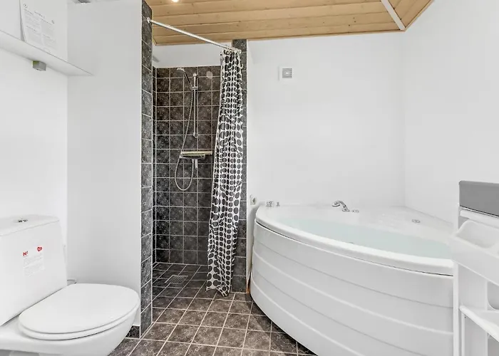 Three-bedroom With A Hot Tub 01 Holiday home